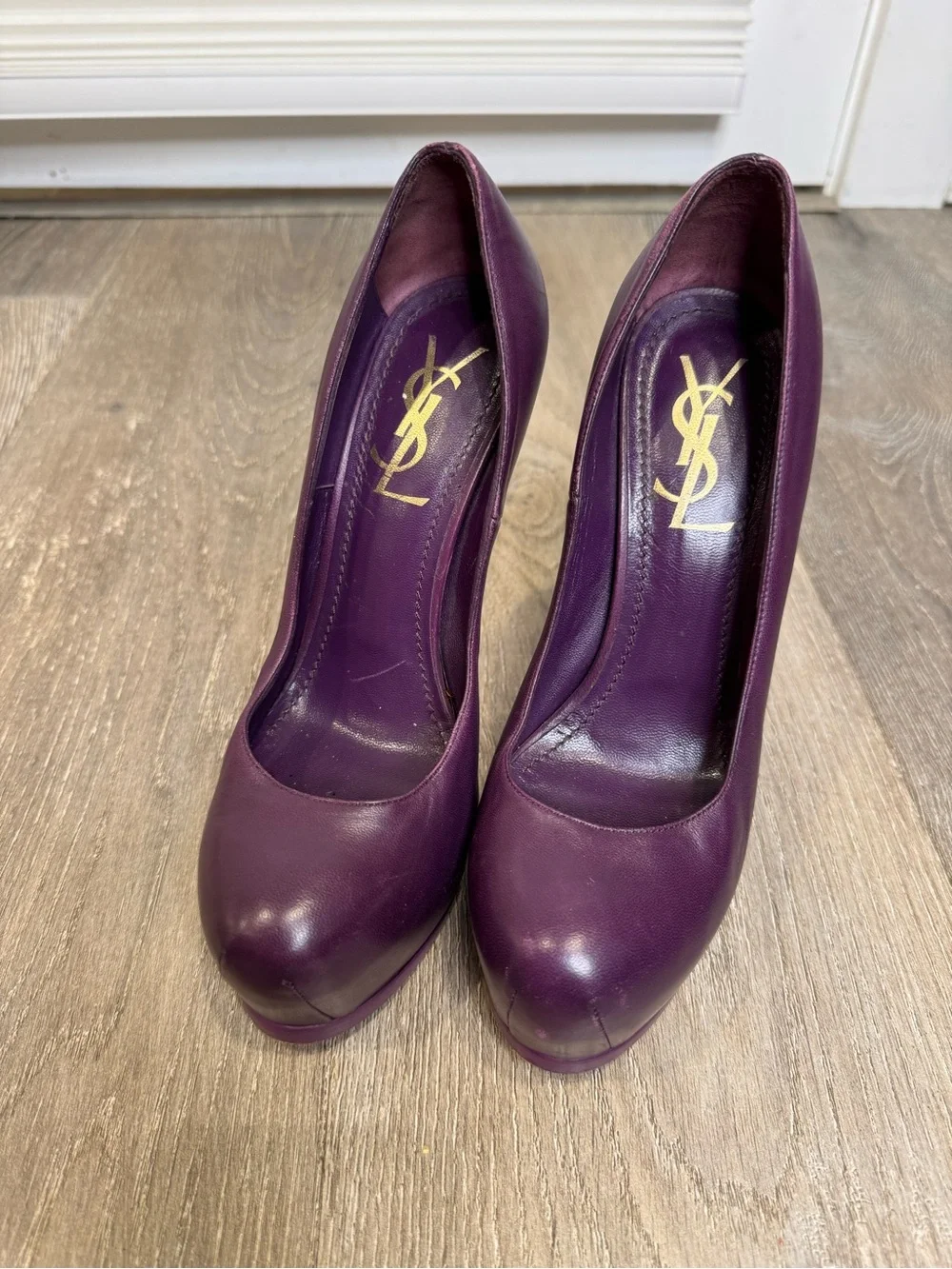 plum dress gold shoes Stylish Dinner Outfit Ideas for Cabo